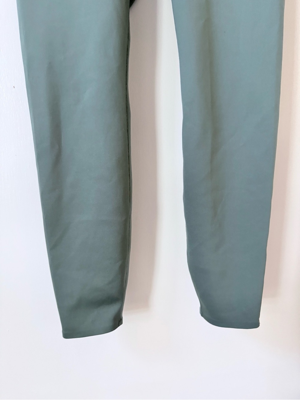NWOT Vuori Uplift Evolve 7/8 Leggings in Fern - Picture 7 of 14